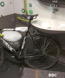 rower w toalecie